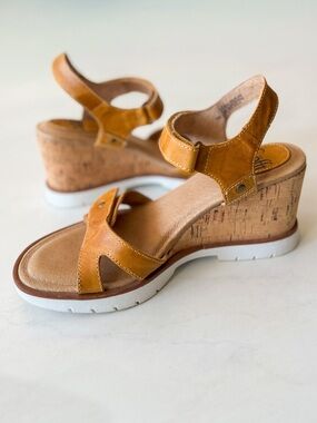 Sofft Leather Wedge Sandals Size 7 Tan Comfort Cork Heel